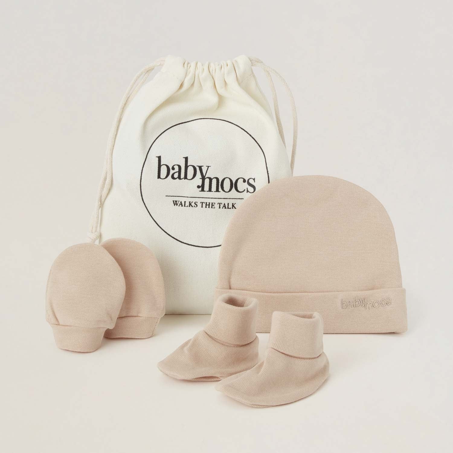 BabyMocs beige newborn set med mössa, vantar och sock mocs i mjuk bomull. Levereras i dustbag.